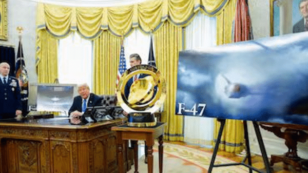Reunión en el Despacho Oval sobre el caza furtivo F-47 con oficiales y ejecutivos