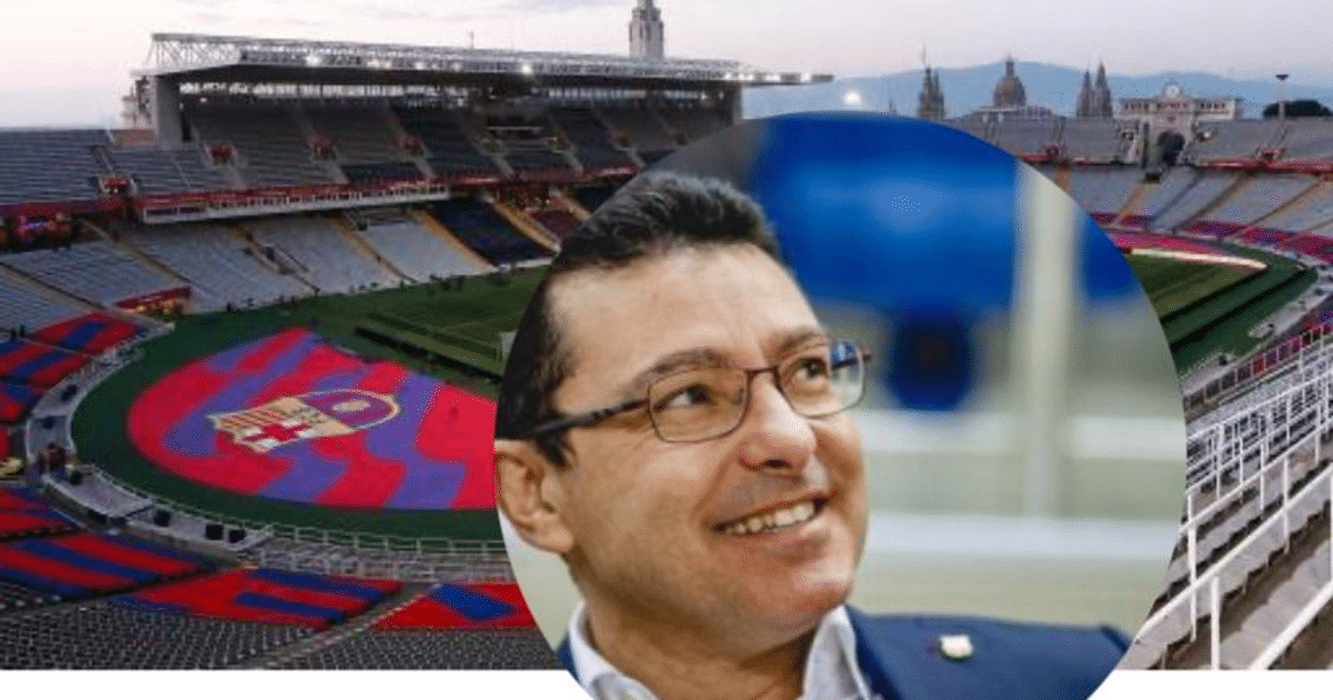 Vista del Camp Nou vacío con el emblema del FC Barcelona en el campo, en memoria del Dr. Carles Miñarro.