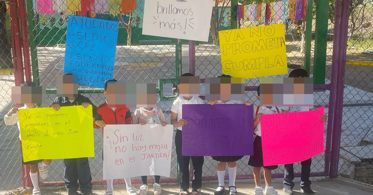 Niños sosteniendo carteles en protesta por falta de energía en su jardín de niños en Culiacán.