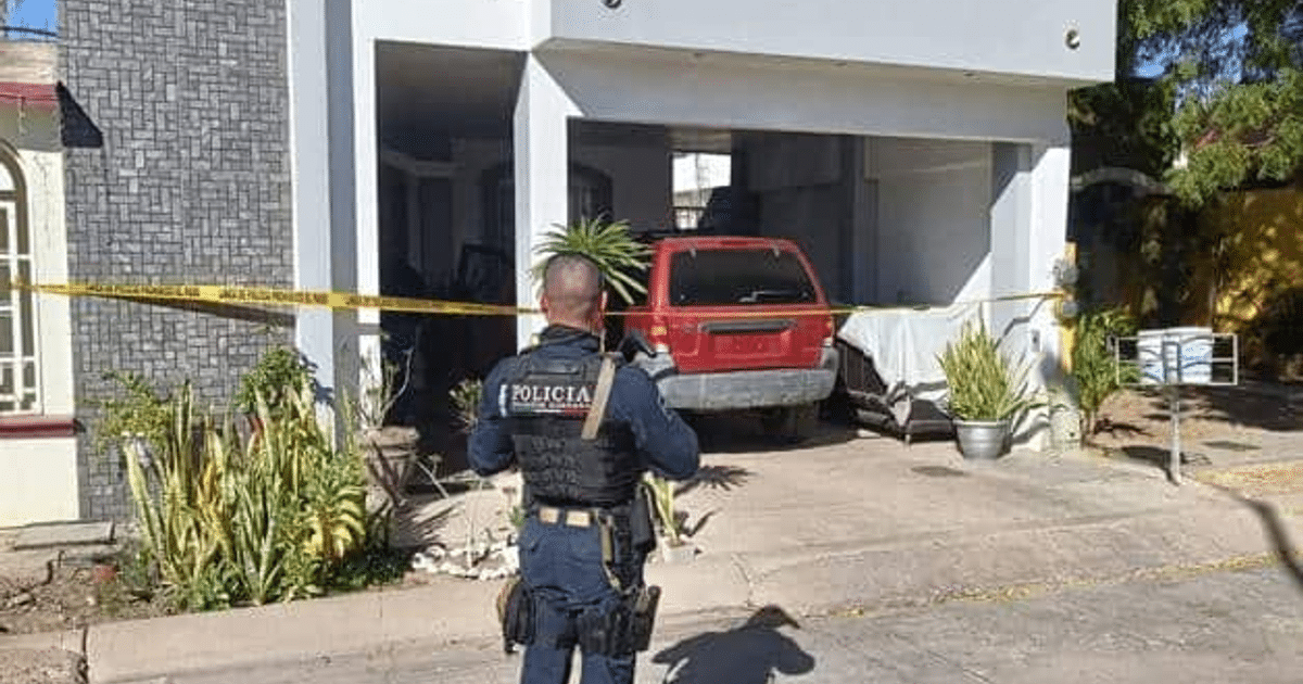 Oficial de policía en operativo en garaje con vehículo rojo y cinta de seguridad