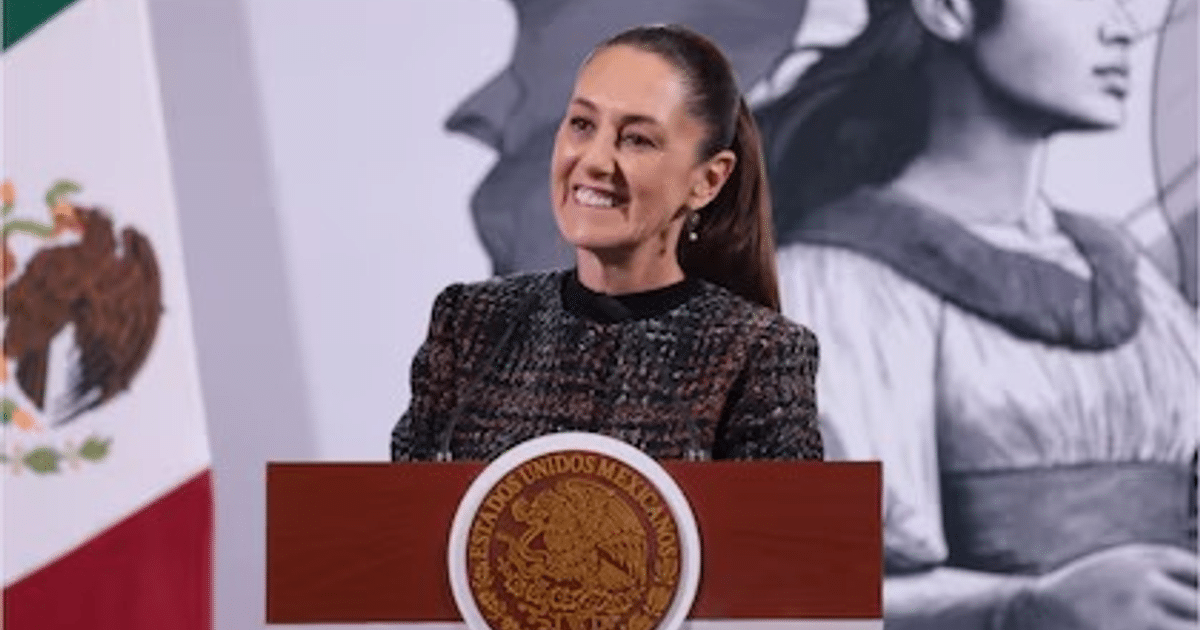 Mujer sonriente en podio con bandera de México y emblema de Estados Unidos Mexicanos