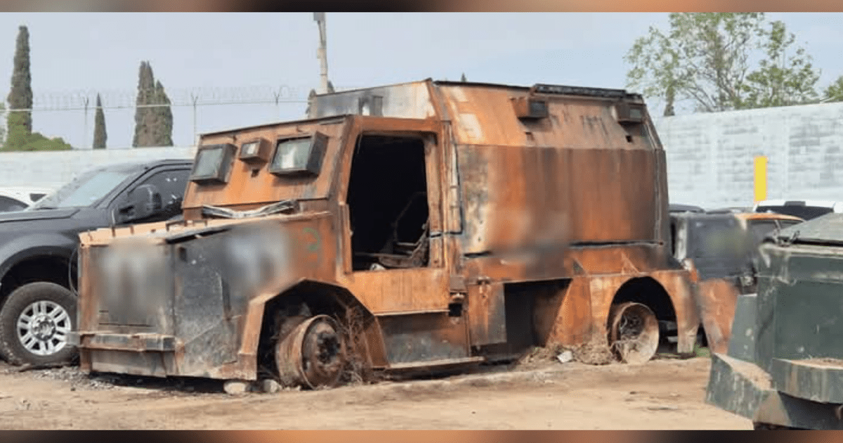 Vehículo blindado oxidado en depósito de chatarra, vinculado a destrucción en Tamaulipas.