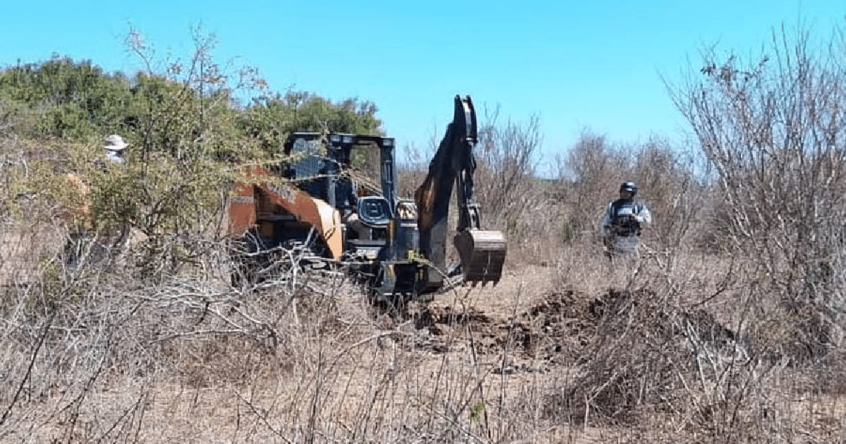 Retroexcavadora en terreno árido durante operativo de búsqueda en Mazatlán