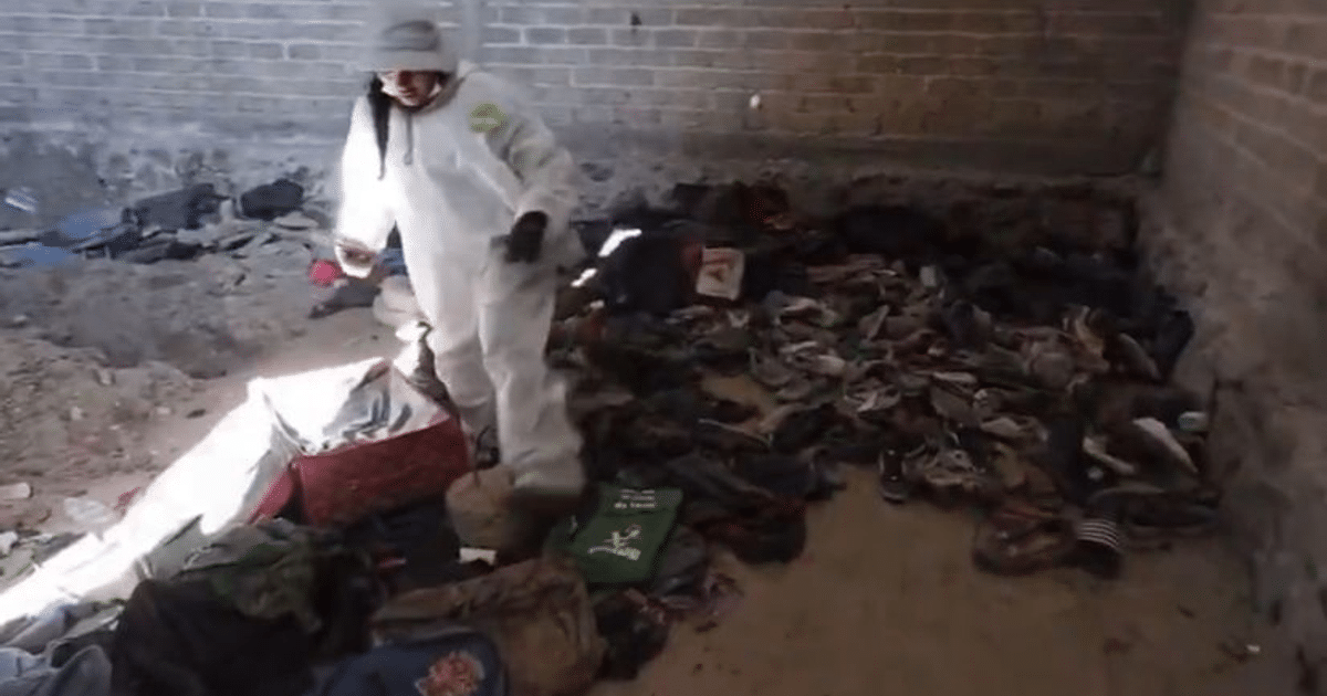 Investigador en espacio desordenado vinculado a fosas clandestinas en Teuchitlán, Jalisco.