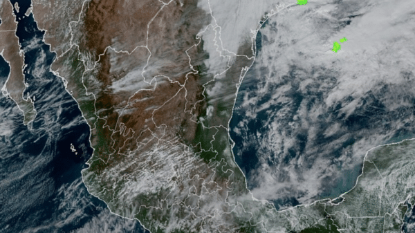 Imagen satelital de México y el Golfo de México con nubes y actividad meteorológica visible.