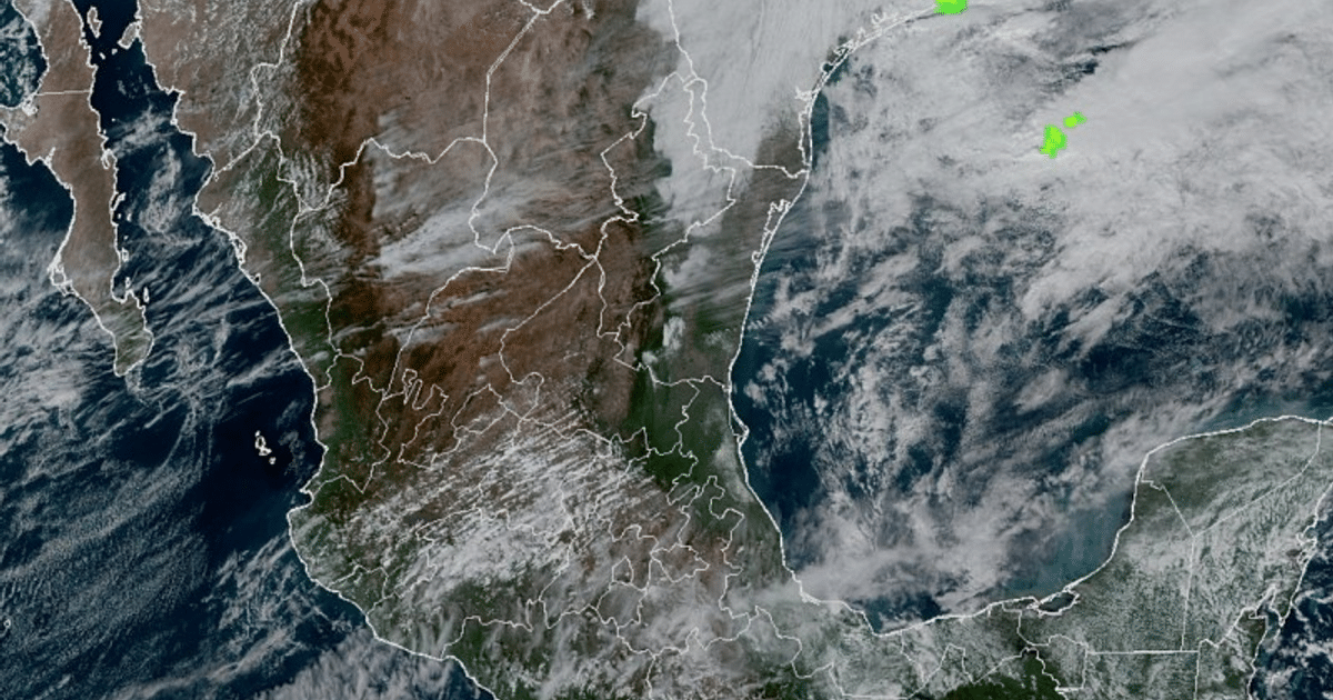 Imagen satelital de México y el Golfo de México con nubes y actividad meteorológica visible.