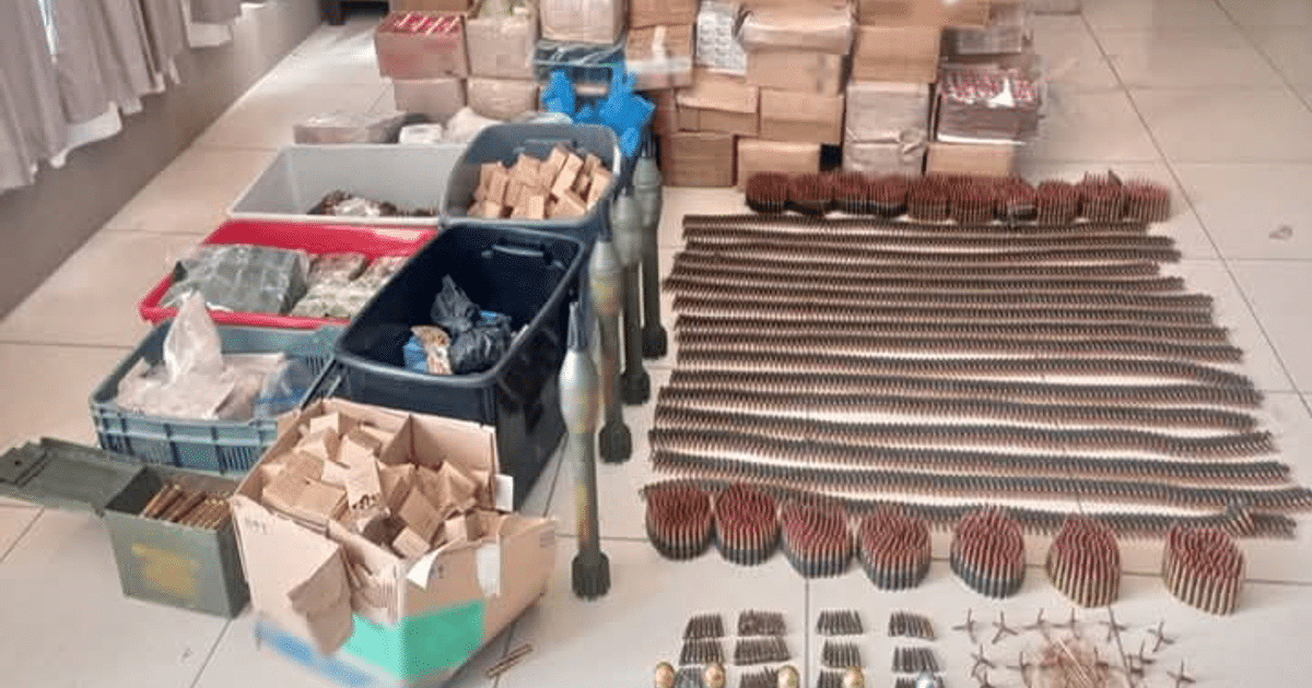 Colección de municiones y material armamentístico incautado en Jalisco, incluyendo cartuchos y proyectiles organizados meticulosamente.