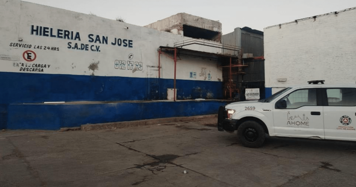 Edificio de Hielería San José con vehículo de emergencia en Ahome, relacionado con fuga de amoníaco.