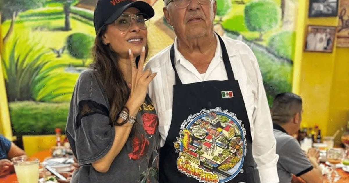Galilea Montijo y Manuel Sánchez posando en un restaurante de Mazatlán