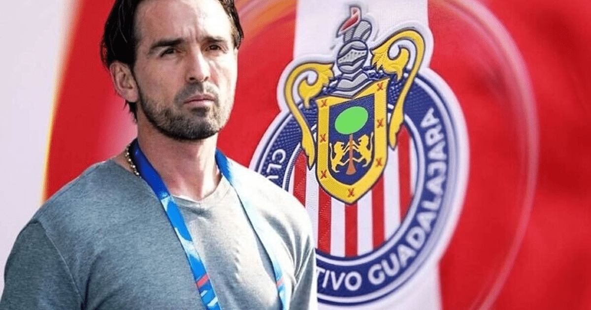 Hombre con camiseta gris frente a bandera del Club Deportivo Guadalajara
