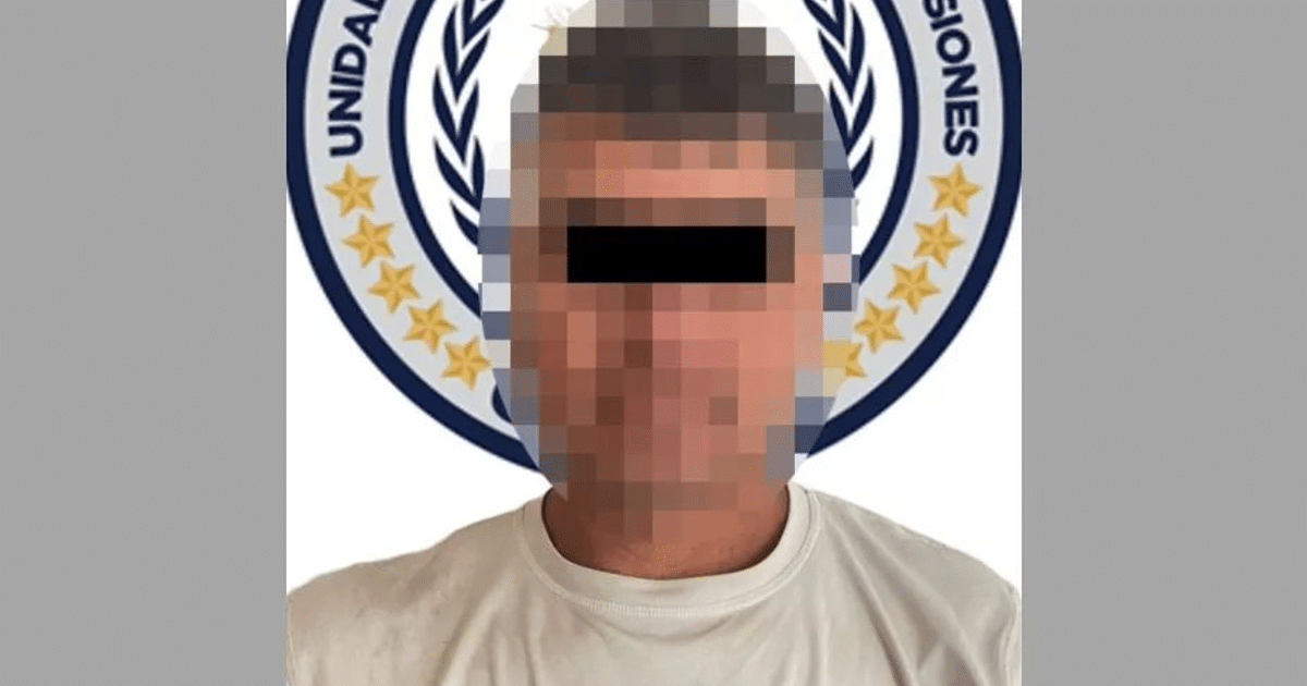 Persona con rostro pixelado y camiseta blanca frente a un escudo, relacionada al caso de homicidio en Mazatlán.