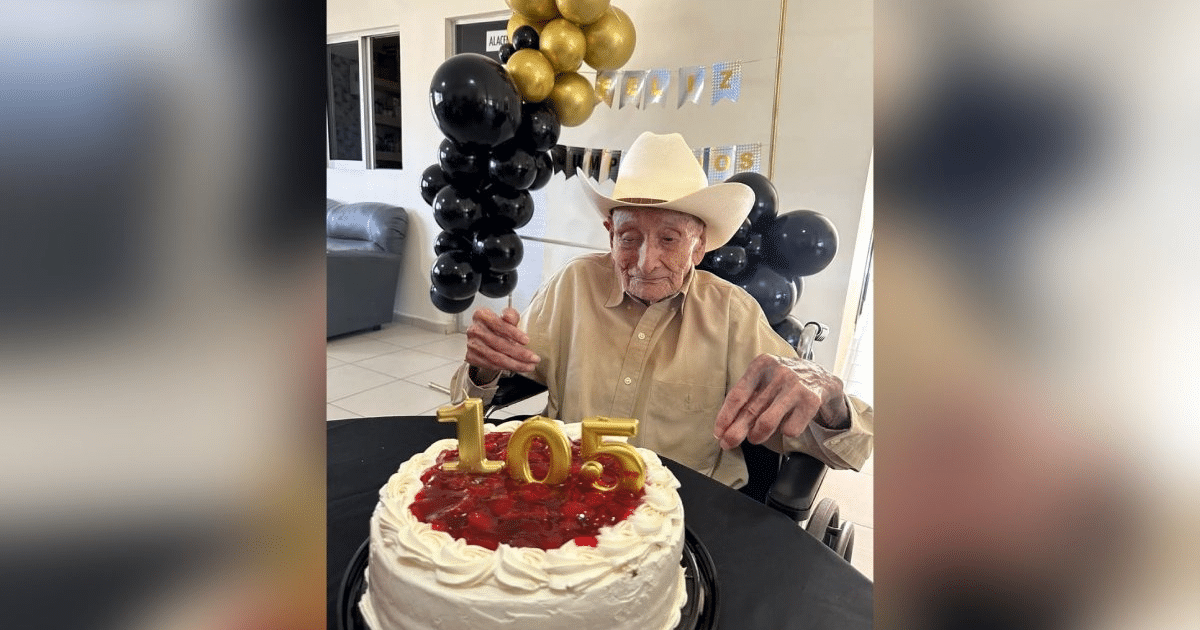 Hombre mayor celebrando su 105 cumpleaños con una torta decorada y globos festivos.
