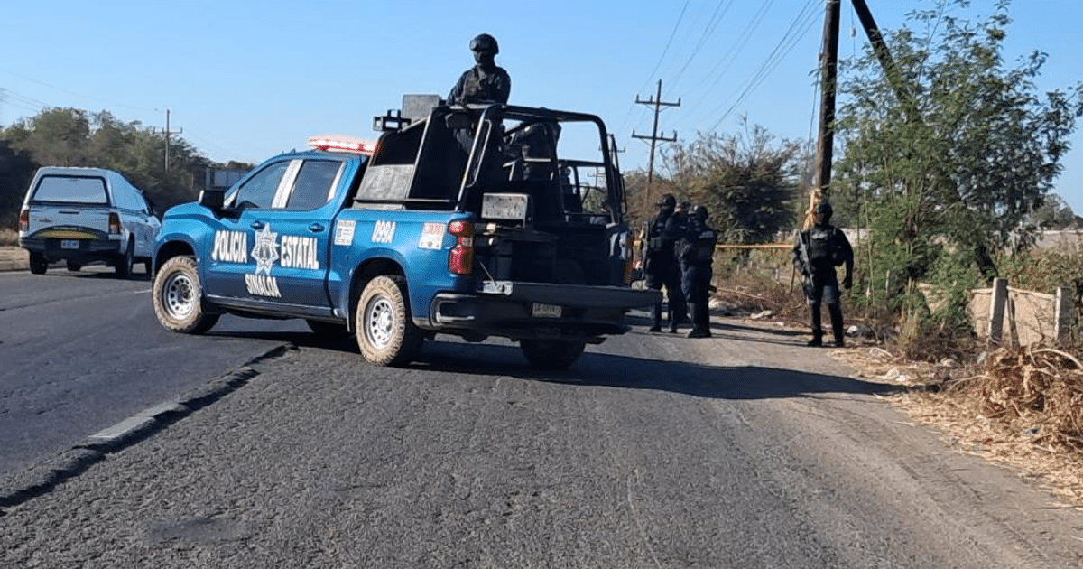 Vehículo de la Policía Estatal Sinaloa en operativo en carretera rural de Culiacán