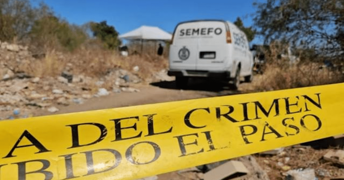 Cinta amarilla de 'PROHIBIDO EL PASO' en escena de investigación criminal con vehículo de SEMEFO en Culiacán.