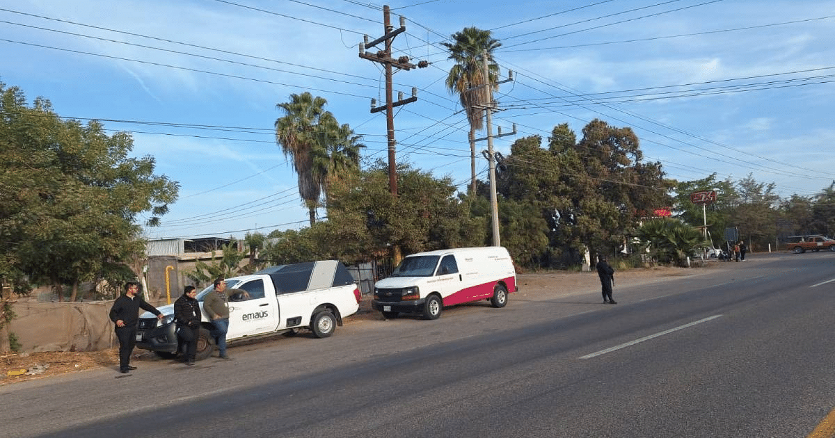 Camionetas estacionadas en una calle de Culiacán con personas alrededor, en un contexto de incidente policial.