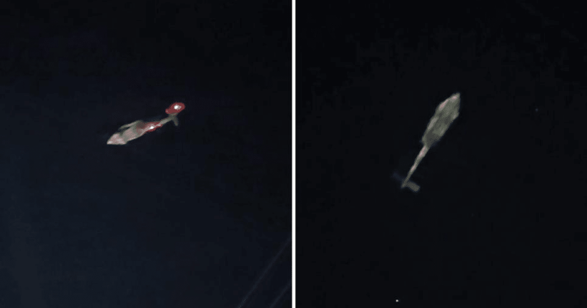 Objeto volador alargado con luces rojas en cielo nocturno, posiblemente un helicóptero.