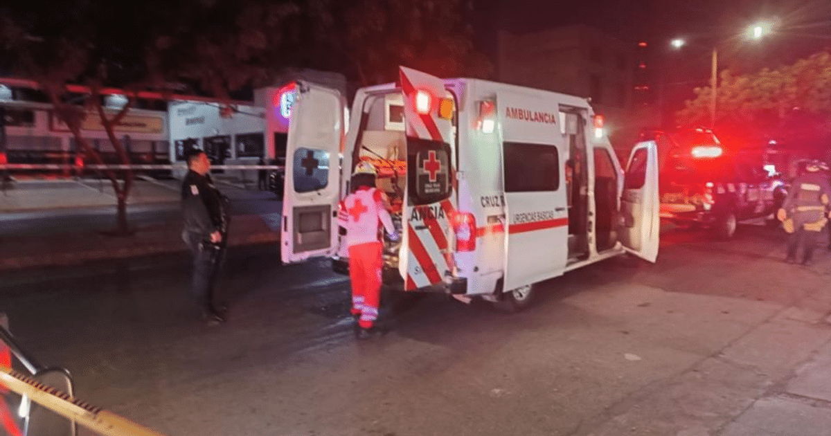 Ambulancia y vehículos de emergencia en escena nocturna en Culiacán
