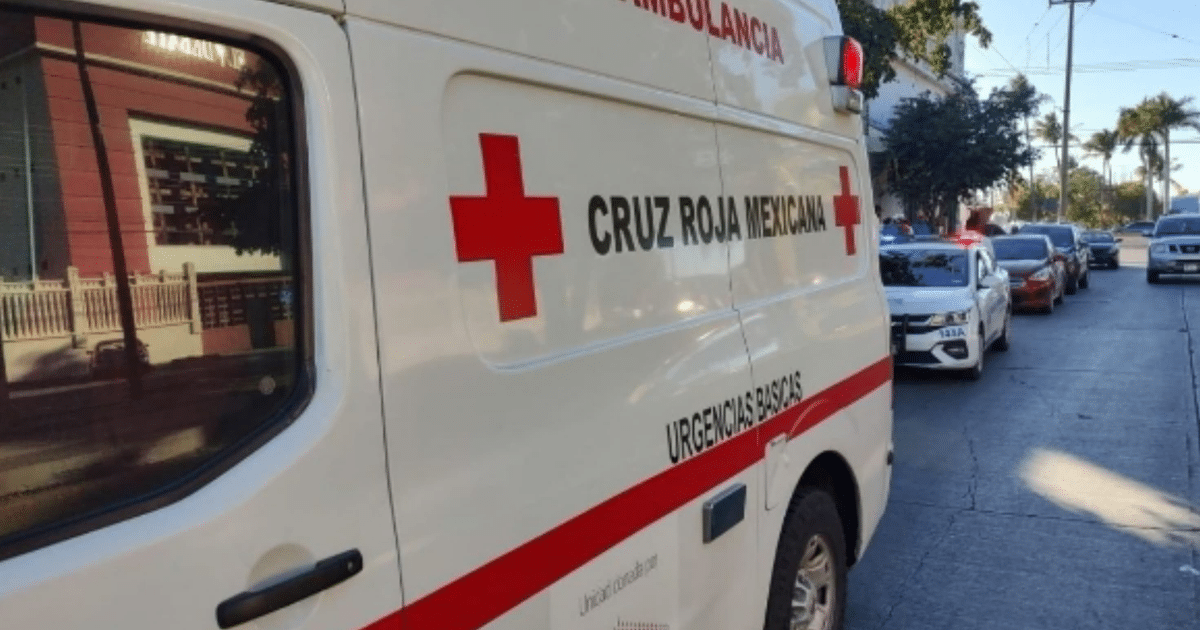 Ambulancia de la Cruz Roja Mexicana en Culiacán, con el texto 'URGÉNCIAS BÁSICAS' visible.