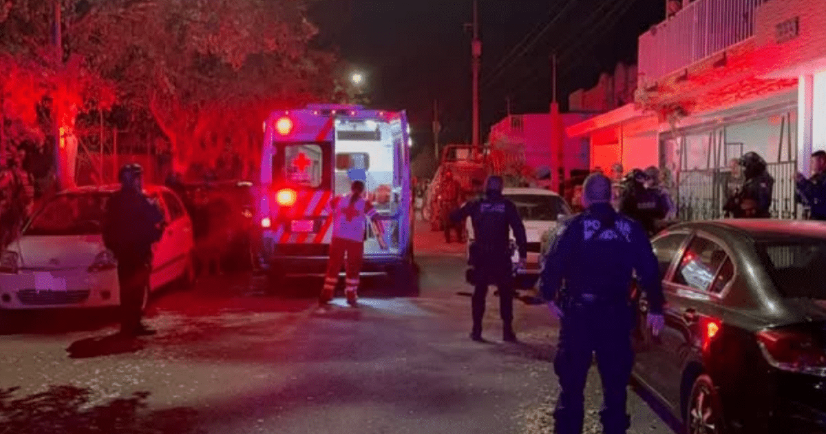 Ambulancia y policía en escena nocturna de emergencia en Culiacán