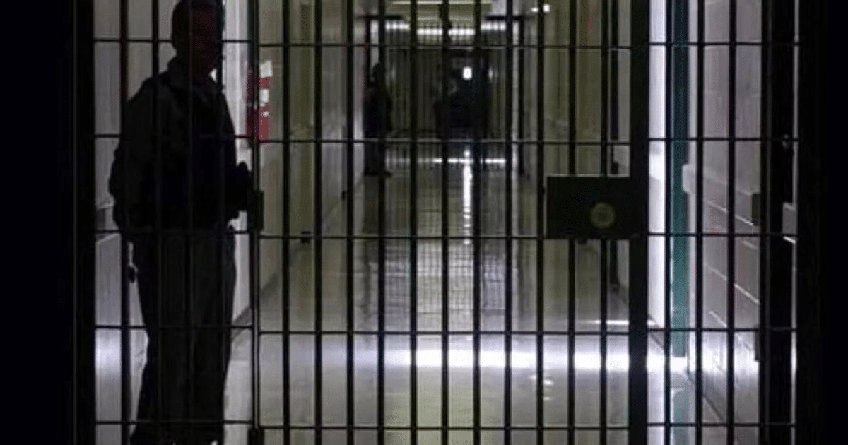 Corredor de prisión con rejas y luces, simbolizando un caso de homicidio calificado.