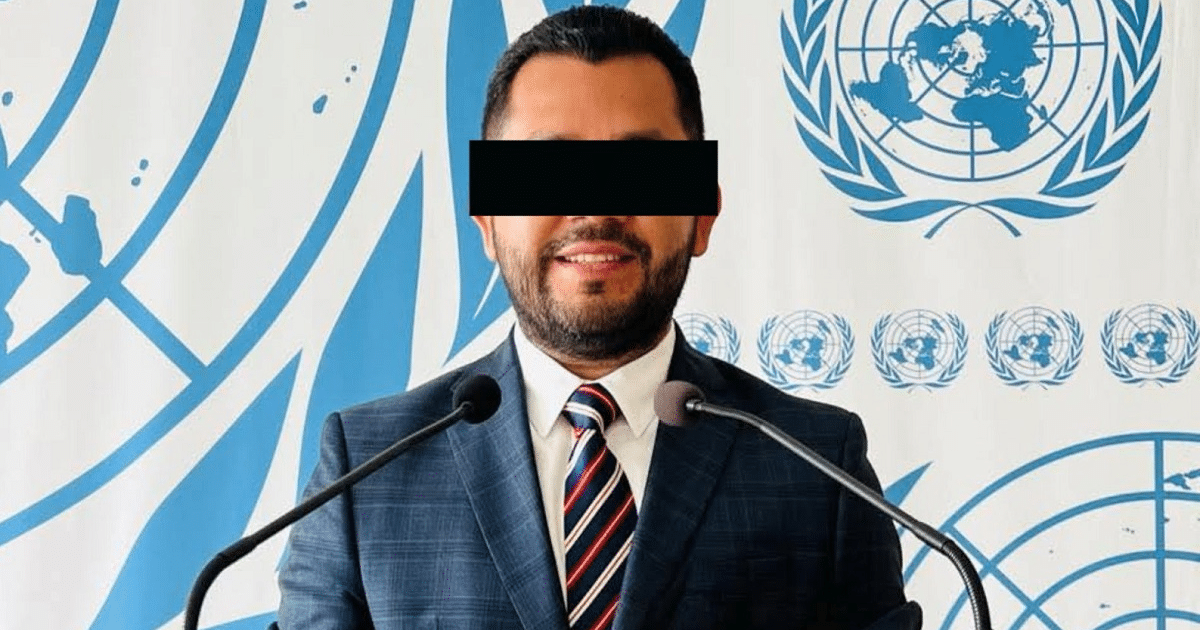 Hombre en traje y corbata en conferencia de la ONU