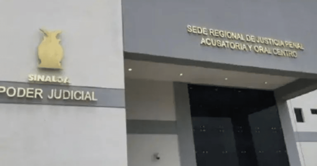 Fachada del edificio del Poder Judicial en Sinaloa con inscripciones y emblema.