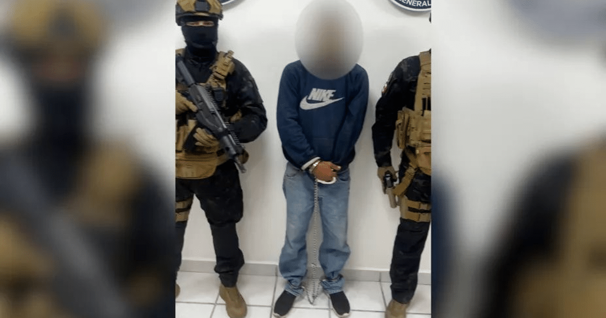 Hombre esposado con agentes de seguridad en Mexicali