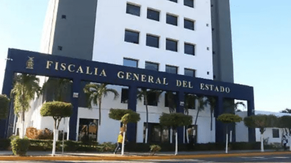 Edificio de la Fiscalía General del Estado de Sinaloa con personas caminando afuera y cielo despejado