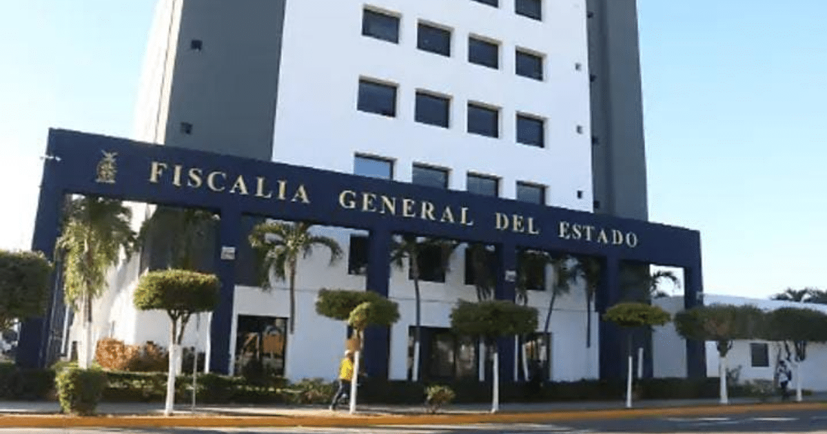 Edificio de la Fiscalía General del Estado de Sinaloa con personas caminando afuera y cielo despejado