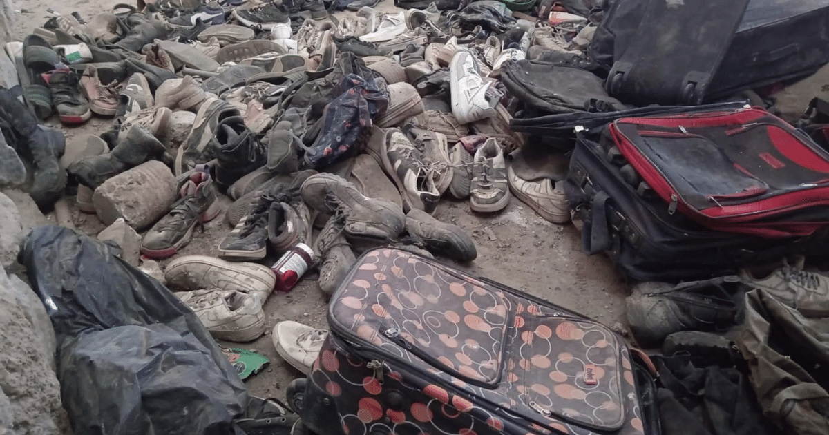 Montón de zapatos y mochilas en el Rancho Izaguirre, Jalisco, vinculado a hornos crematorios clandestinos.