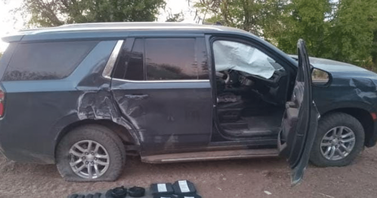 Vehículo todoterreno negro dañado en operativo policial en Culiacán, Sinaloa, con puerta abierta y material blanco en el interior.