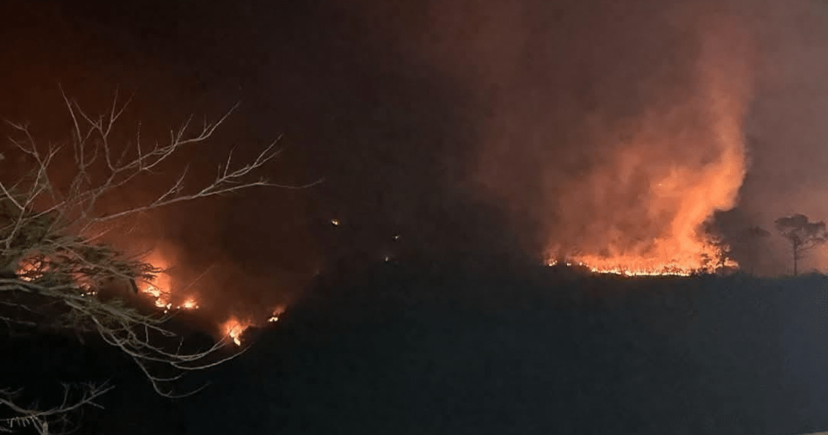 Incendio forestal nocturno en Mazatlán con llamas y humo en un área montañosa