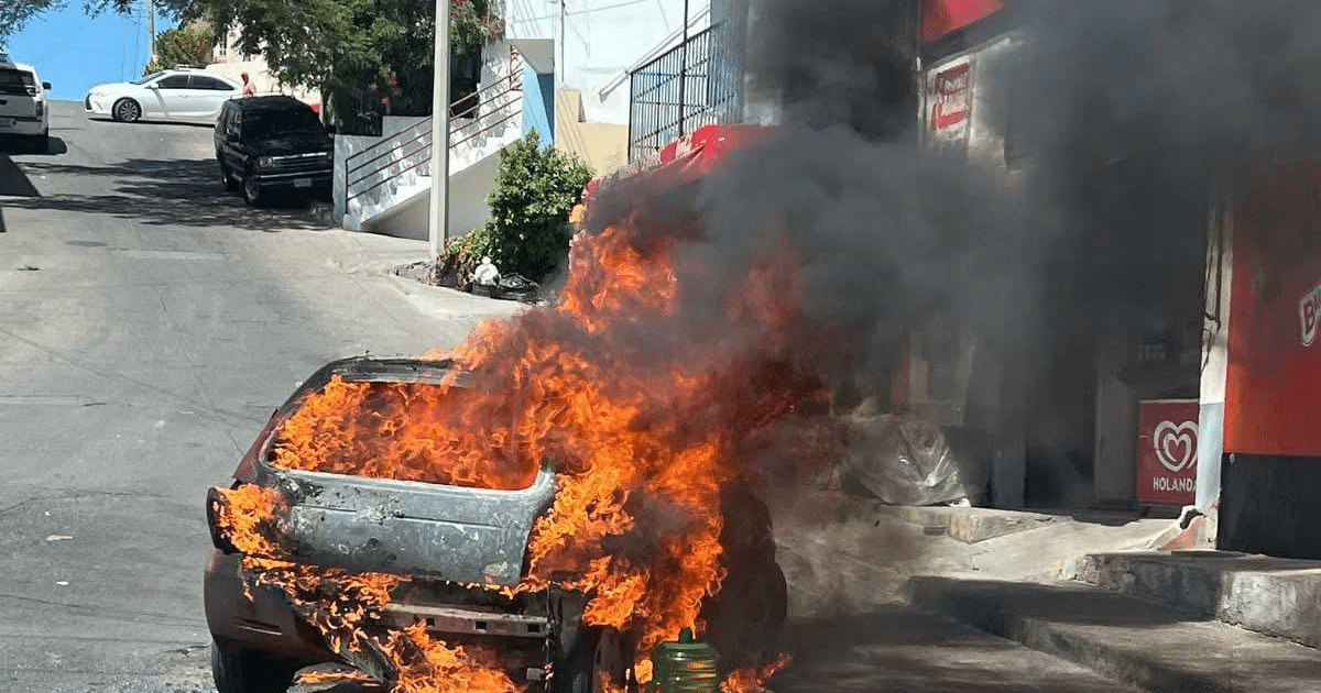 Chevrolet Chevy en llamas en Culiacán por corto circuito