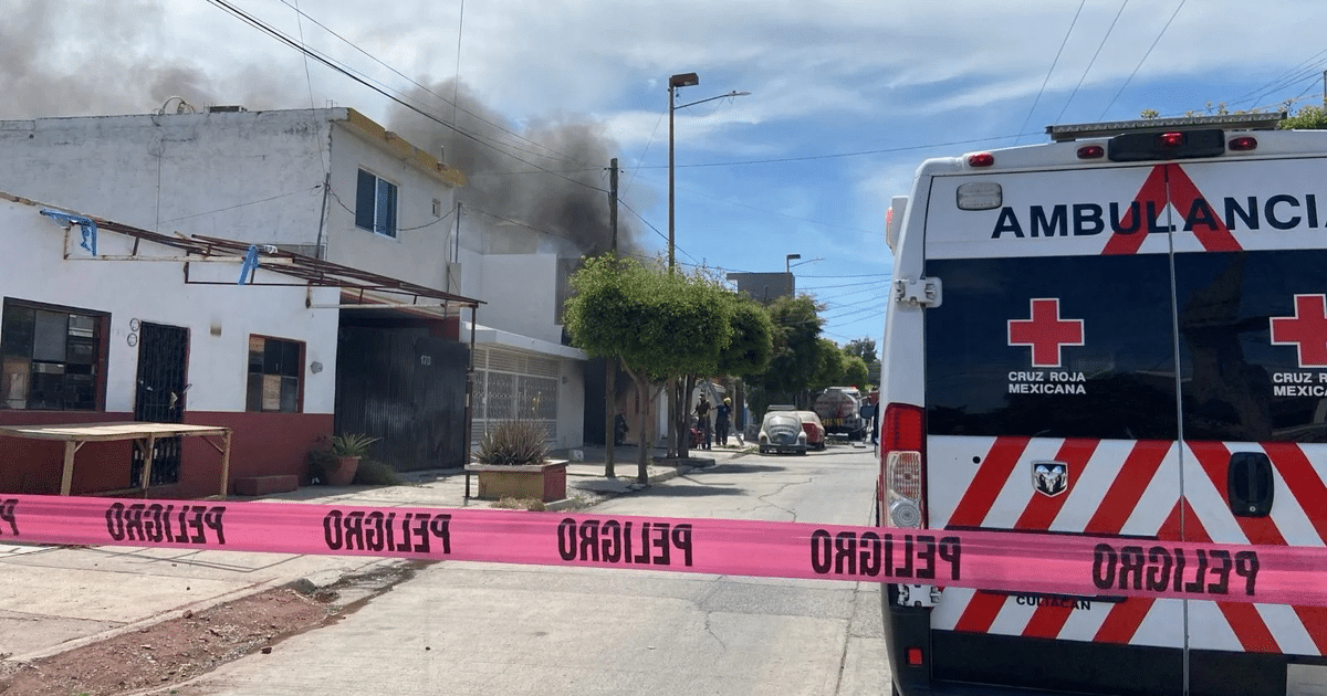 Incendio en Culiacán con ambulancia de la Cruz Roja y cinta de seguridad