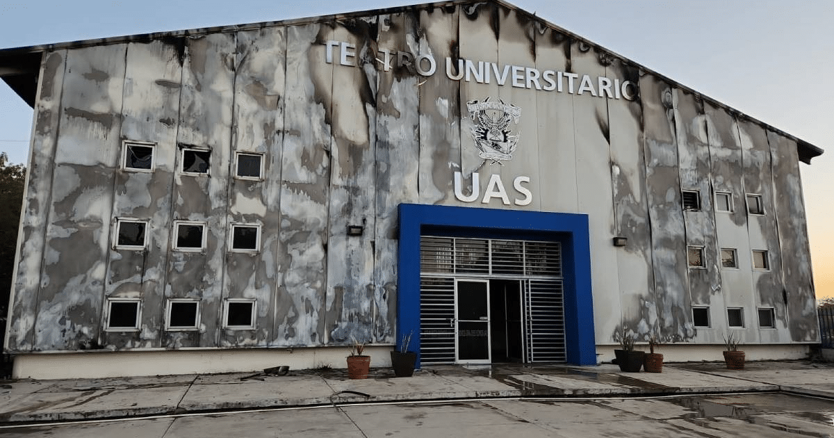 Vista del Teatro Universitario de Culiacán con fachada desgastada y entrada moderna antes del incendio de 2025.