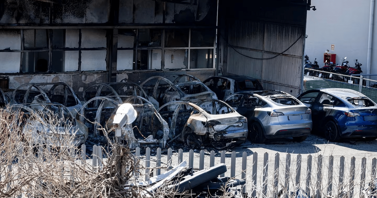 Vehículos quemados frente a un concesionario Tesla en Roma tras un incendio.