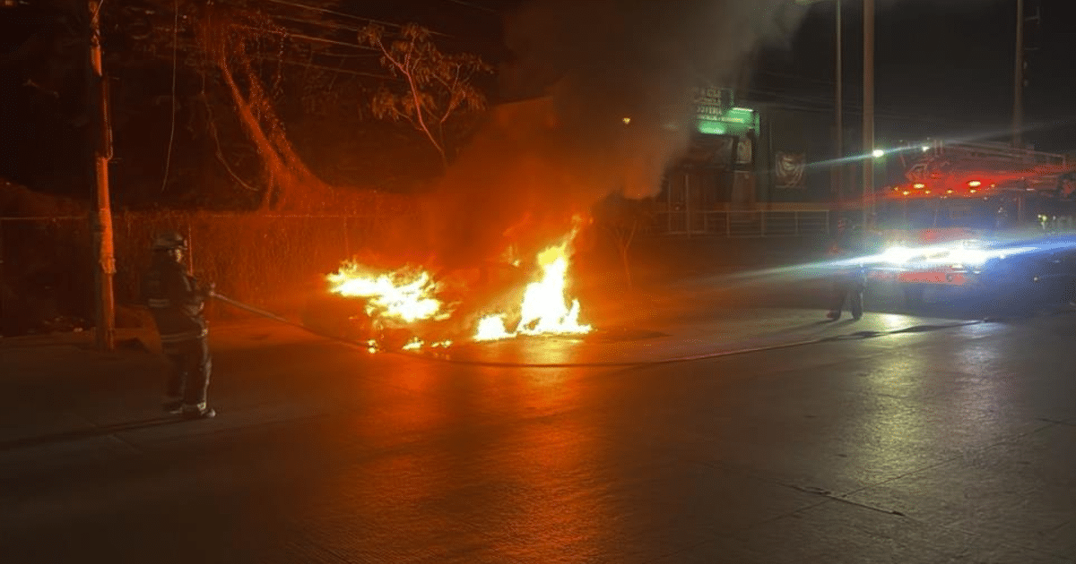 Bombero apaga incendio de vehículo en Culiacán