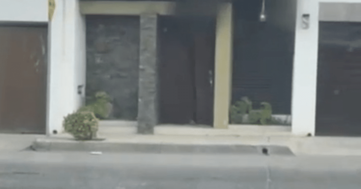 Edificio con entrada principal amarilla y garaje marrón en Culiacán