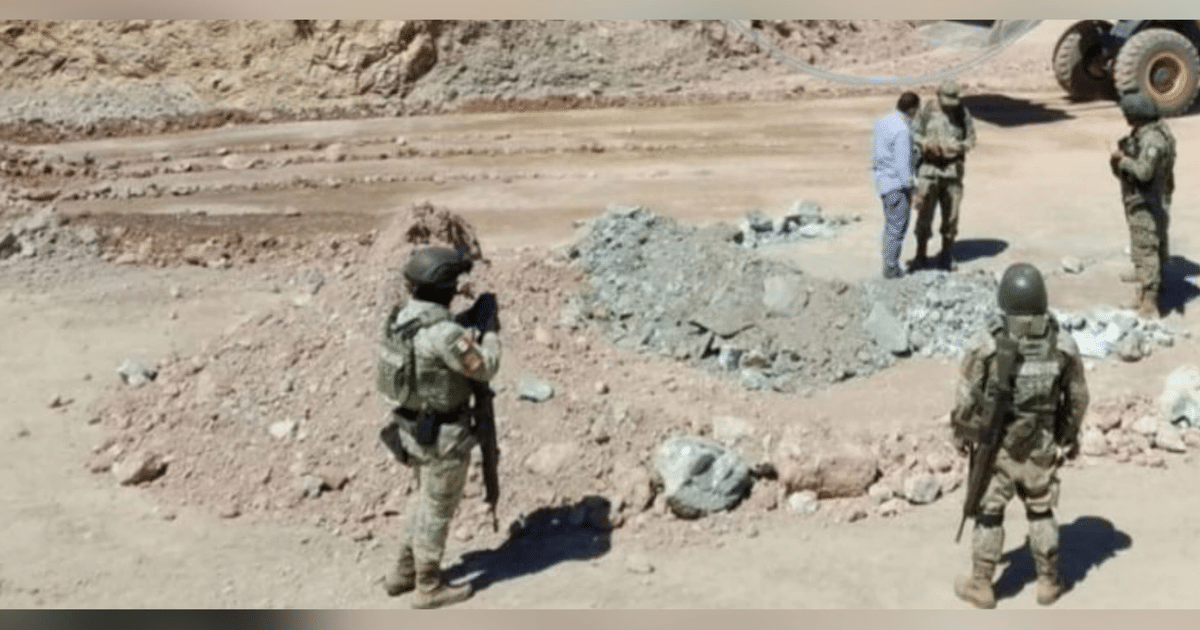 Soldados y civil en operativo para inhabilitar pista clandestina en Mazatlán