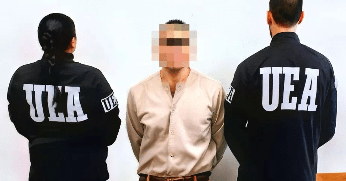Tres personas en operativo de detención en Mazatlán, dos con chaquetas negras y una con rostro pixelado.