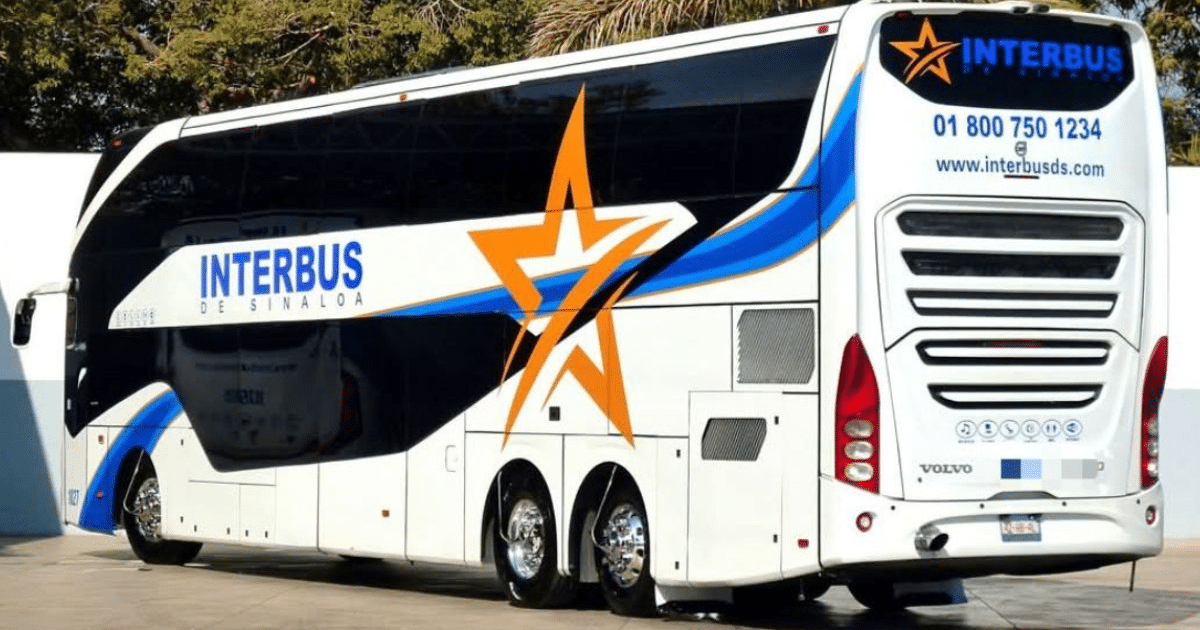 Autobús de Interbus de Sinaloa en carretera, con diseño blanco, azul y estrella naranja, relacionado con un incidente de detención forzada.