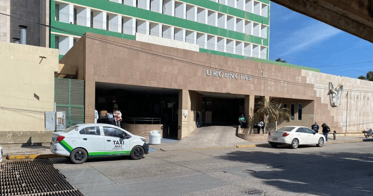 Entrada de urgencias de un hospital en Guasave con taxi y personas en la entrada.