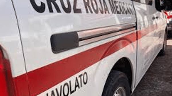 Ambulancia de la Cruz Roja con diseño blanco y franja roja, utilizada en emergencia médica en Navolato.