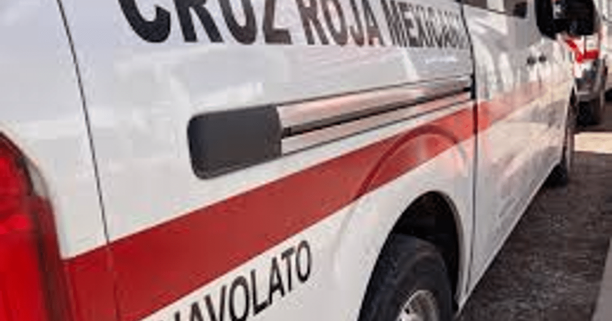 Ambulancia de la Cruz Roja con diseño blanco y franja roja, utilizada en emergencia médica en Navolato.