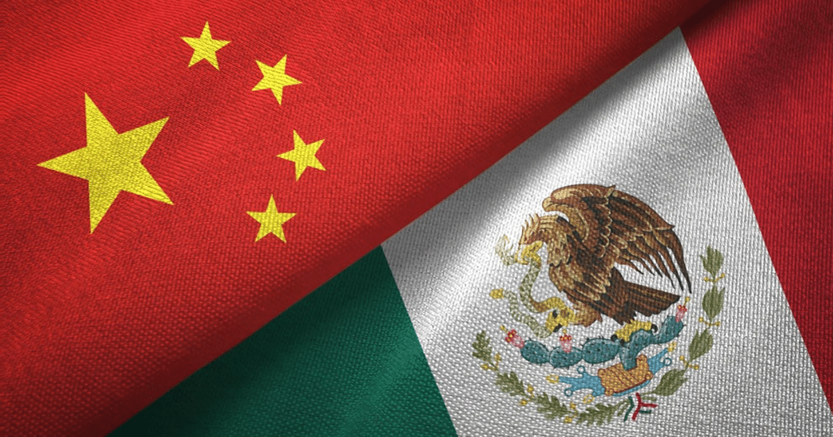 Banderas de China y México entrelazadas, simbolizando relaciones comerciales en tensión.