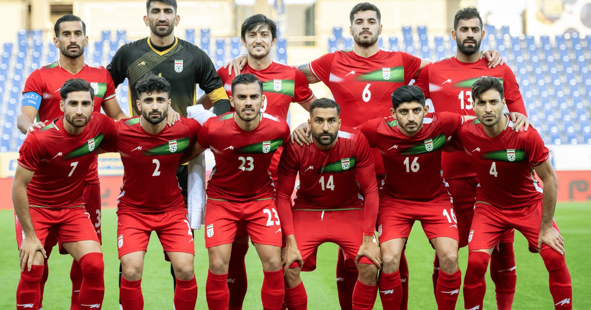 Jugadores de la selección de Irán posan en el campo tras clasificar al Mundial 2026