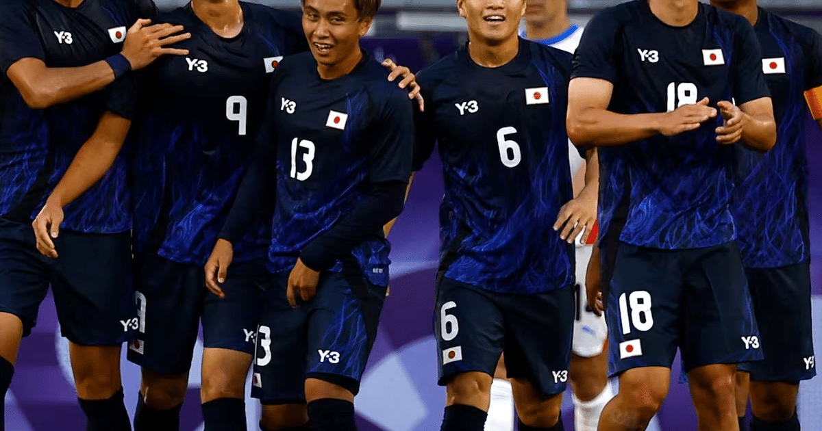 Jugadores japoneses celebrando clasificación al Mundial 2026 con camisetas 'Y-3'.