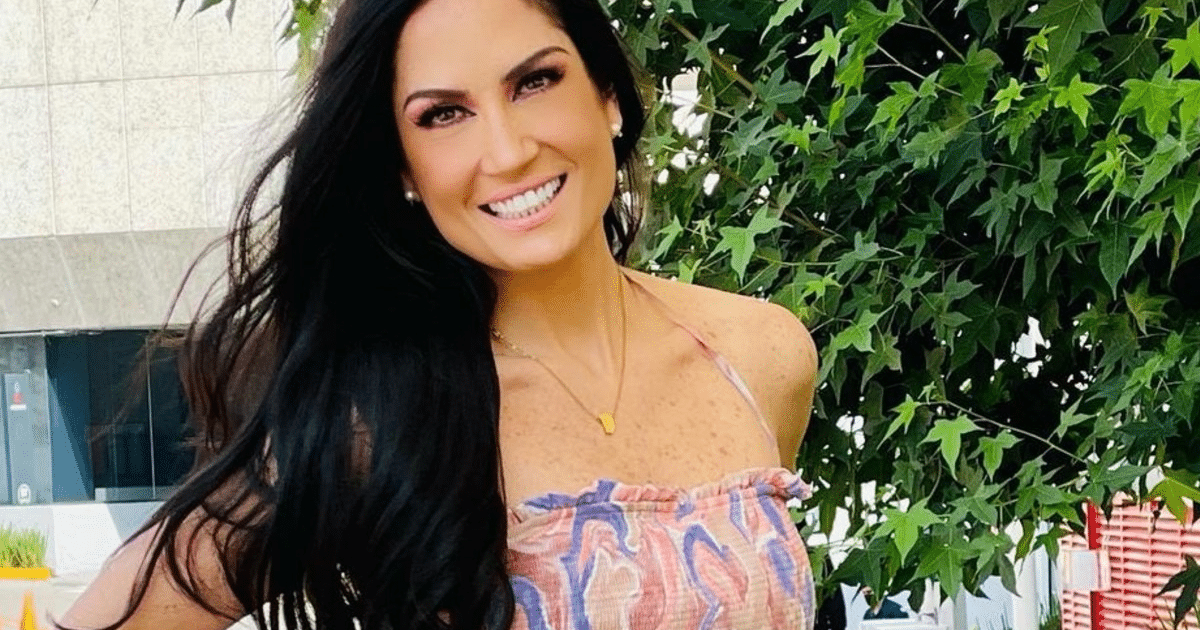 Joanna Vega Biestro en el set de 'Sale el Sol' durante la transmisión en vivo.