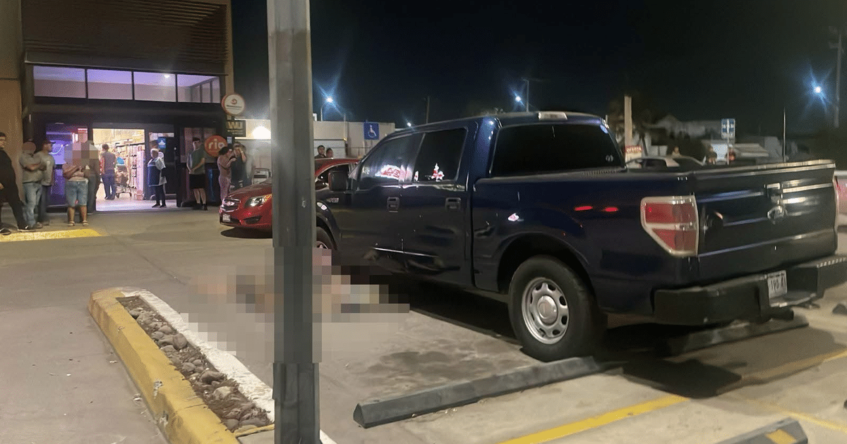Lugar del ataque armado en Culiacán con casquillos y bolsas de mandado en el suelo.