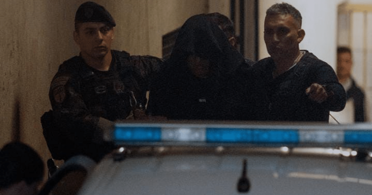 Detención de Julio César Coria por caso Maradona, escoltado por policías en uniforme.